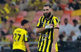 英超再出名画面：铁头功不敌金刚肘！ 加布：你干嘛呢？练铁头功吗？还假装受伤了呀？